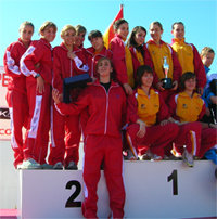 El equipo madrileño junior, celebrando el segundo puesto en el podio  (Foto: Federación de Atletismo de Madrid)